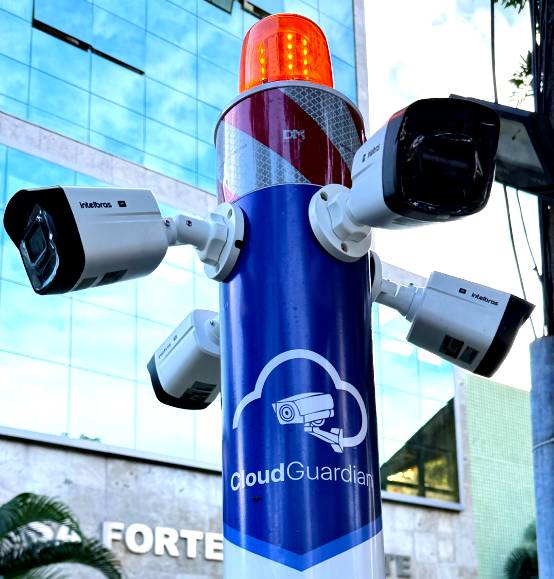 Totem de Segurança com sirene, giroflex e gravação na nuvem